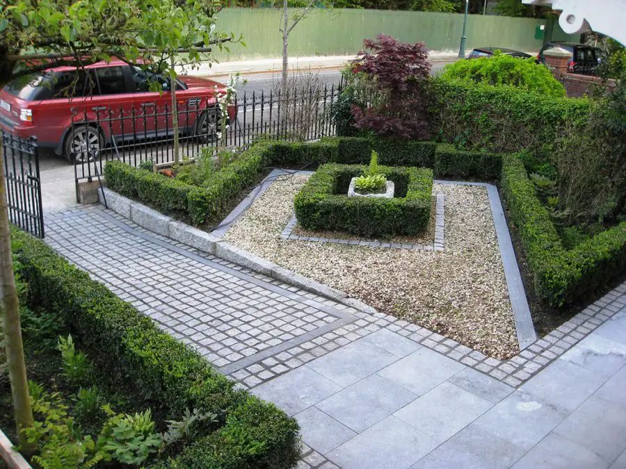 Hedge Maze Replica - Front Yard Landscaping Ideas