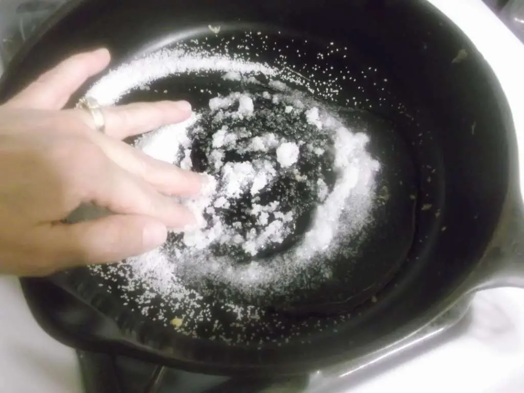 cleaning cast iron pan