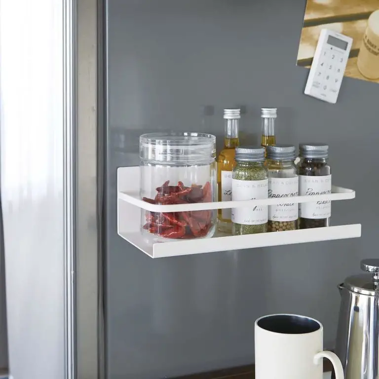 Store cooking spices on the refrigerator. Plate Magnetic