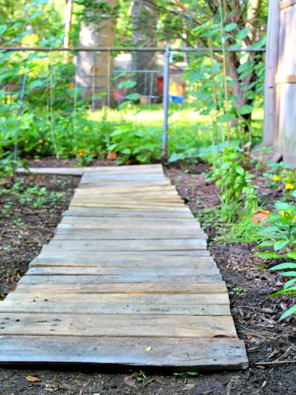 DIY Wood Pallet Garden Walkway