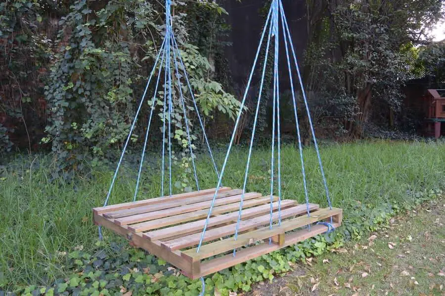 DIY pallet swing