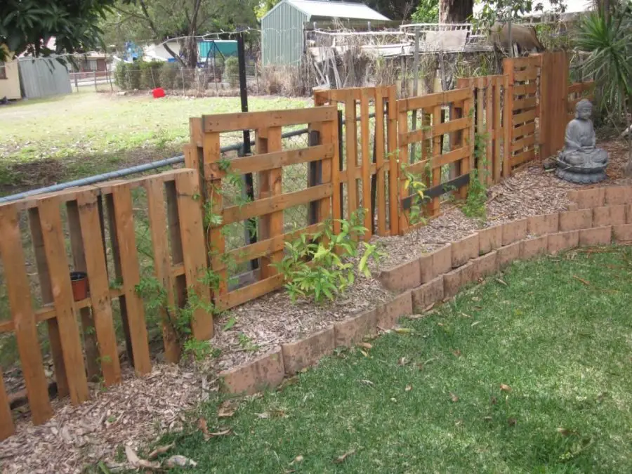 DIY Pallet Fence