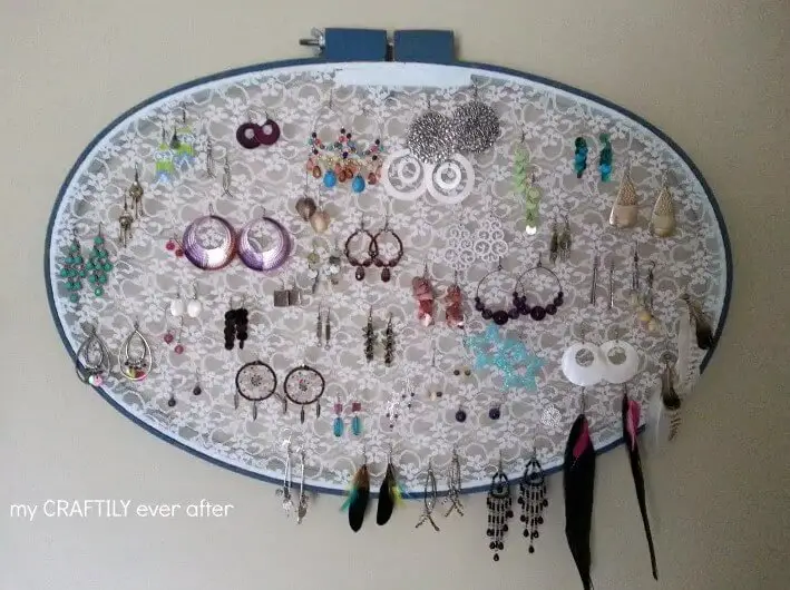 earring display from an embroidery hoop and lace