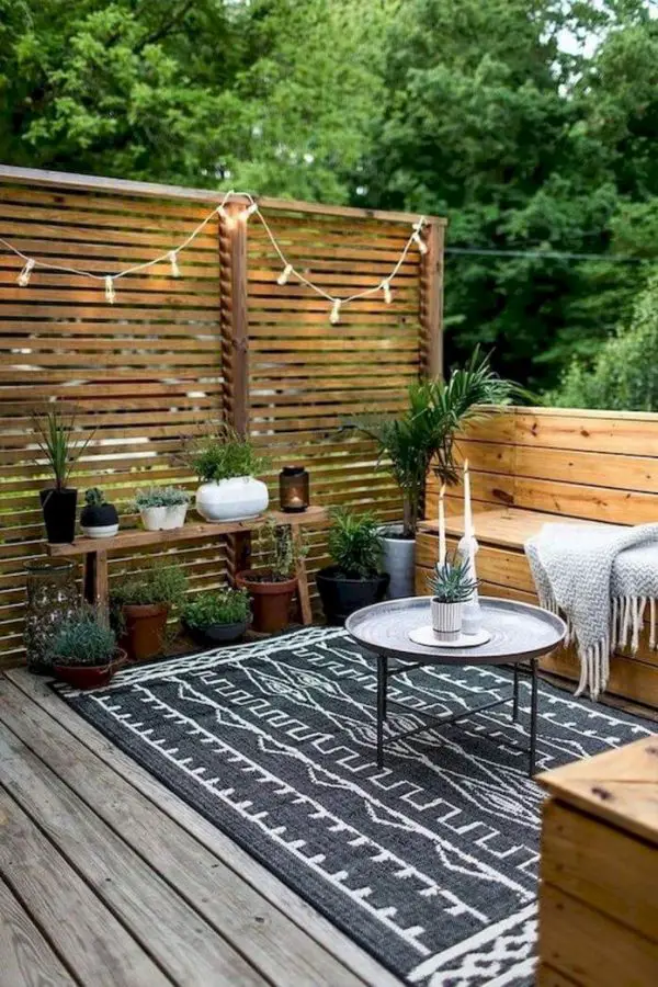 Deck decoration with a Rug and Wooden Screen