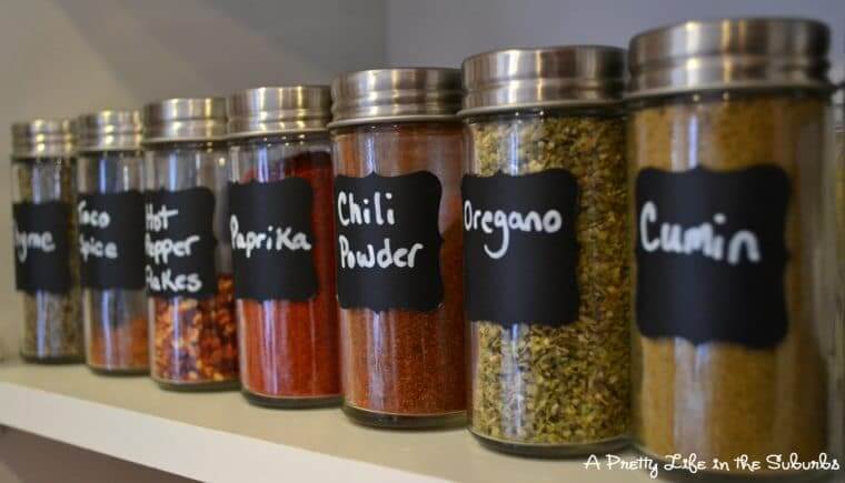 Chalkboard Labels to Keep Your Spices Organized