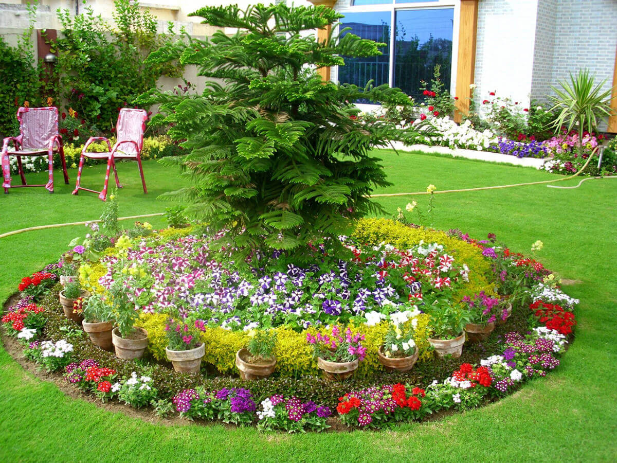 Round Flower Bed with Pots
