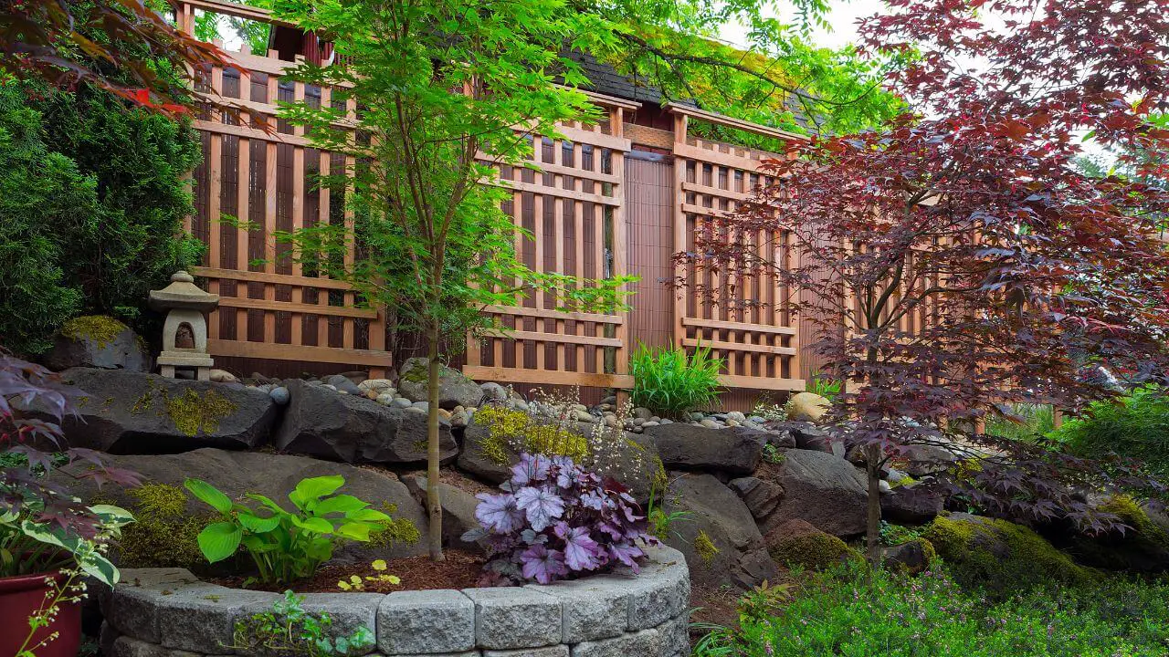 Backyard landscaping ideas along fence