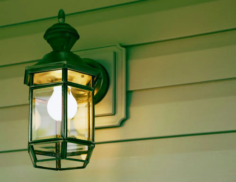 green porch light meaning