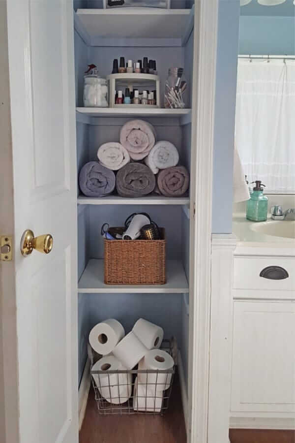 Coastal Style Lintowel storage in linen closeten Closet