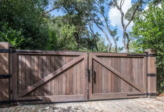 -Inexpensive Driveway Gate Ideas