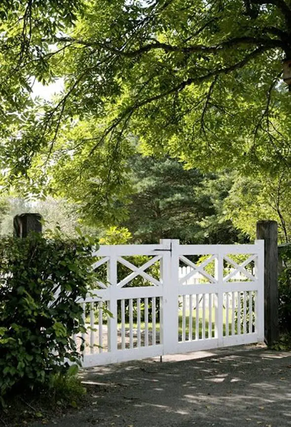 Ranch-themed Wooden Gate