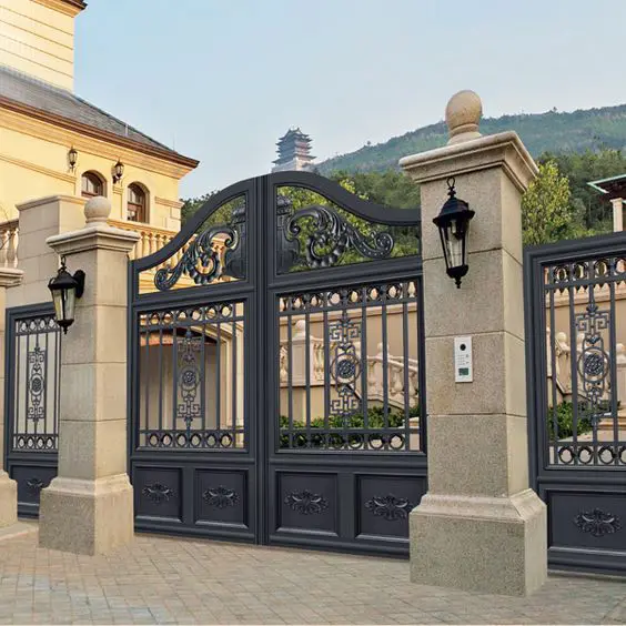 Luxurious Gate with Classy Details