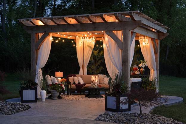  A Romantic Backyard Retreat