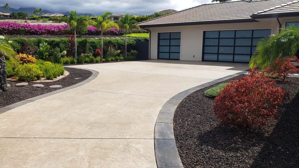 21 Top Driveway Edging Ideas That Will Improve Your Yard