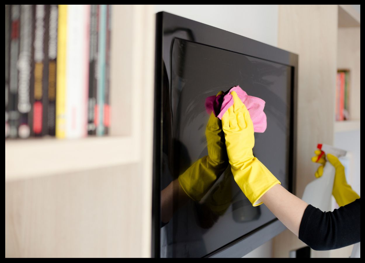 How to Clean a Flat Screen TV without Streaks (2)
