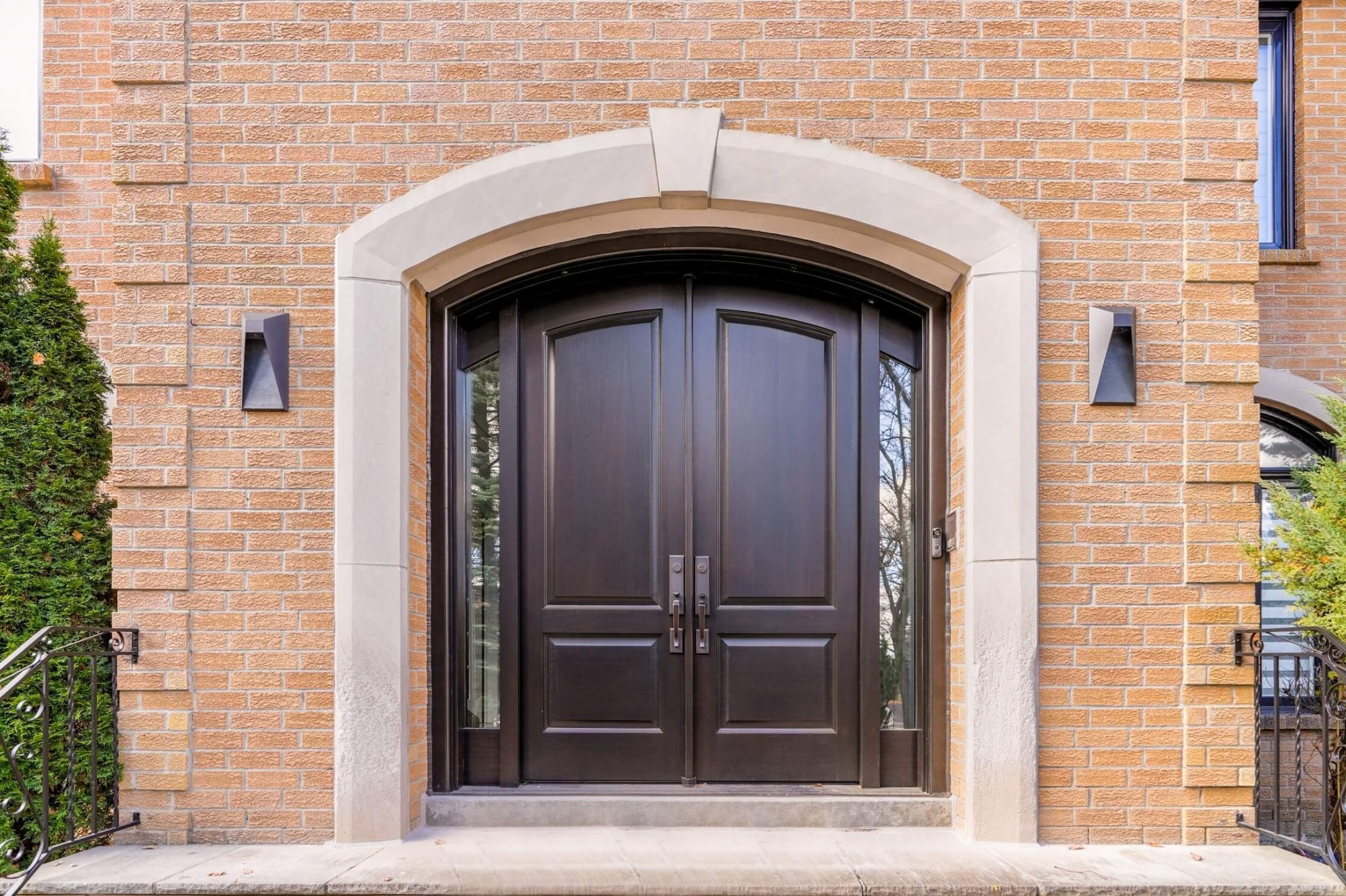 should-i-get-glass-in-my-front-door-the-pros-cons