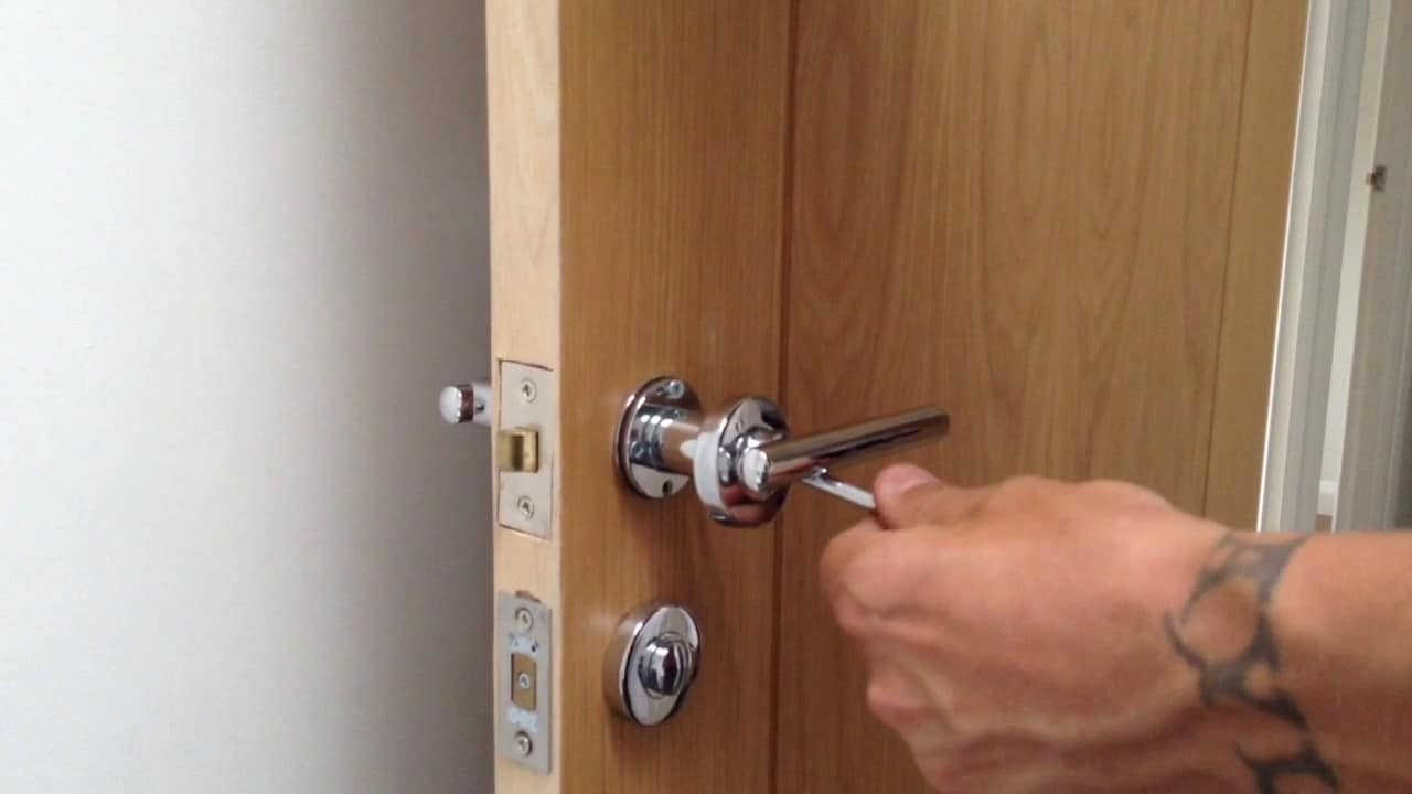 how to tighten front door handle